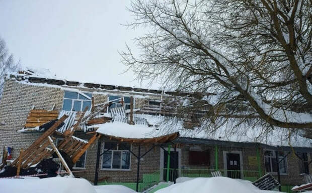 Крыша детского сада "Ромашка" рухнула под тяжестью снега под Нижним Новгородом