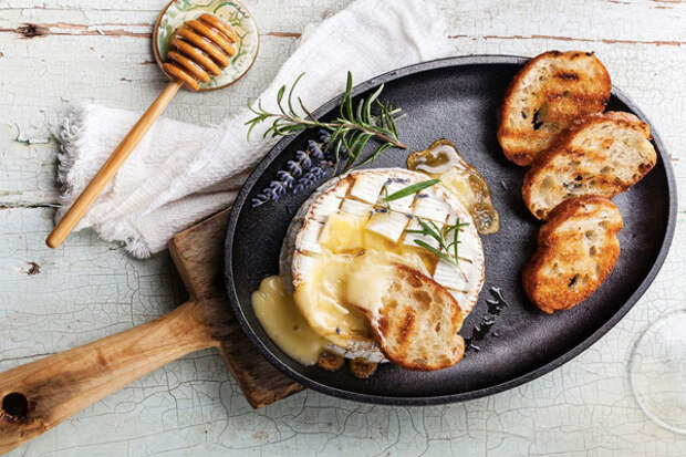 10 способов вкусно запечь сыр в духовке