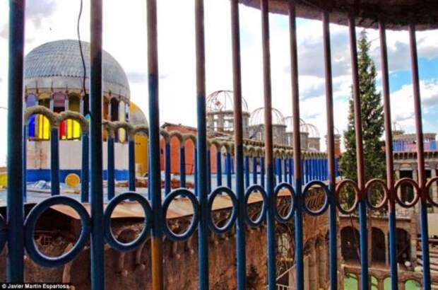 Более полувека испанец в одиночку возводит собственный собор (25 фото)