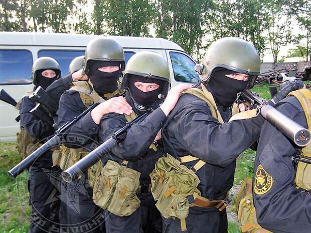 Для чего бойцы спецназа РФ кладут друг другу руку на плечо во время боя Для чего бойцы спецназа РФ кладут друг другу руку на плечо во время боя