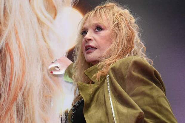 Алла Пугачева начала пользоваться тростью для ходьбы