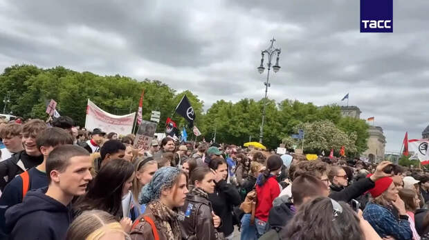 В Берлине 2 тысячи школьников протестуют против закона о военной службе