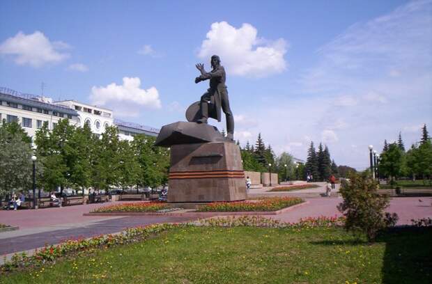 Скульптура Танкистам-добровольцам, Челябинск