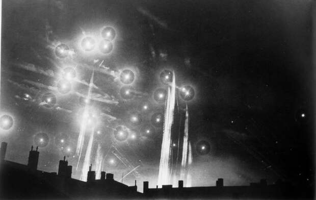 Небо над Берлином во время налета британских бомбардировщиков, 1944 год. знаменитости, интересные фото, фото