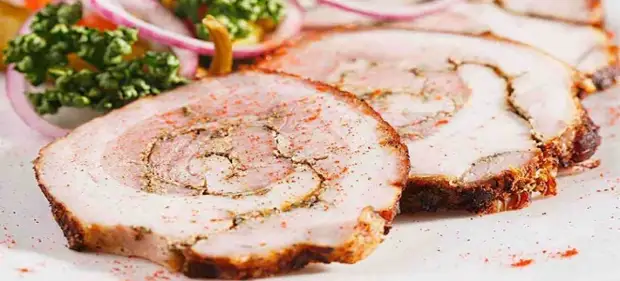 Рулет из свинины в духовке в рукаве