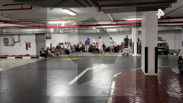 Туристов эвакуируют из отелей Дубая на подземные парковки