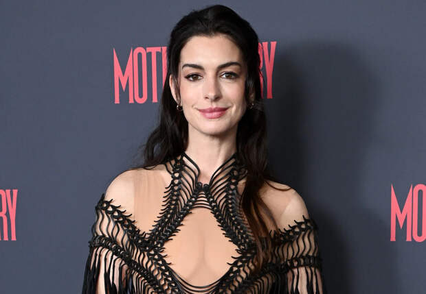 Энн Хэтэуэй снова вышла в свет в "голом" платье на фоне слухов о принятии ислама