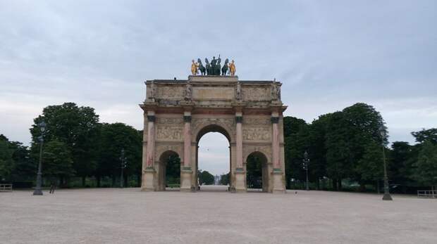 Малая Триумфальная арка Версаль, Люксембургскийдворец, НотрДамдеПари, Эйфелевабашня, витражи, лувр, париж, путешествие