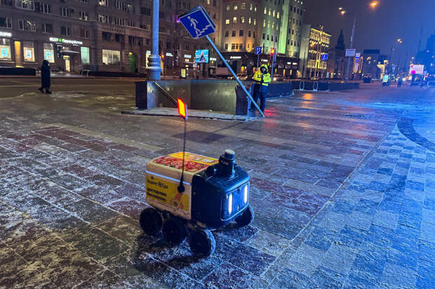 Москвичи пришли на помощь потонувшему в сугробе роботу-курьеру