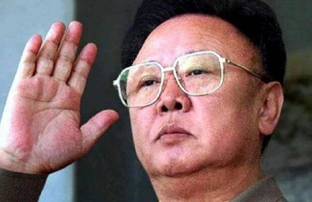 Ким Чен Ир машет рукой