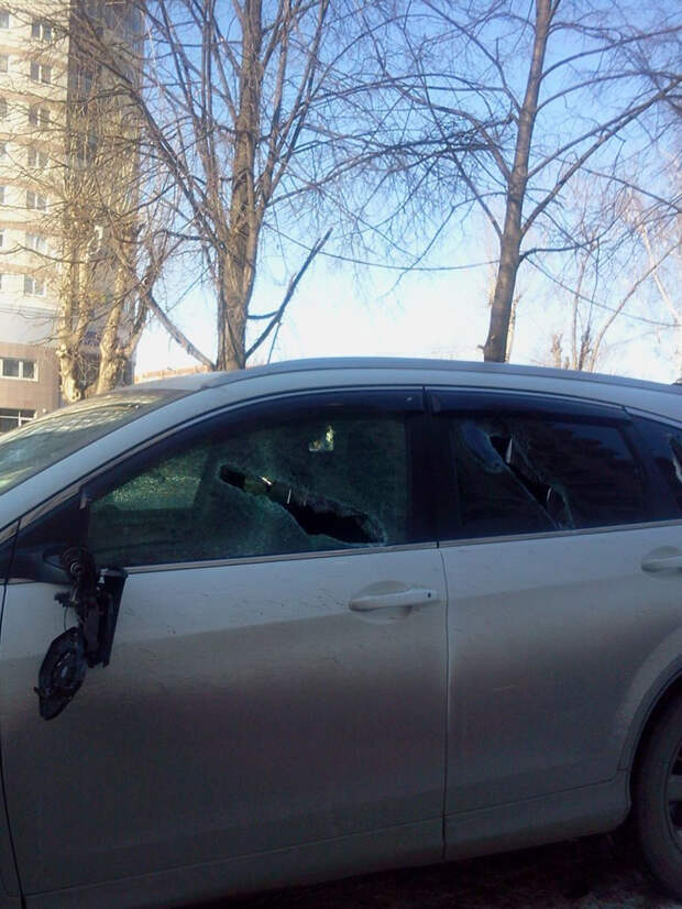 Женщине разбили стекла за парковку на тротуаре honda, автоместь, вандализм, месть, парковка