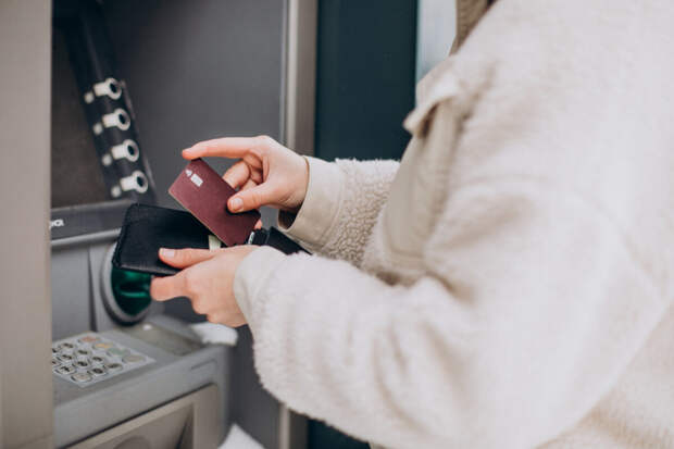 В Пензе одна женщина оставила деньги в банкомате, а другая их присвоила себе