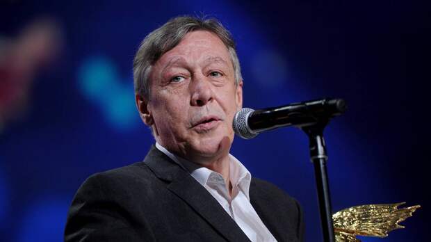 Михаил Ефремов впервые вышел на сцену перед публикой после выхода из тюрьмы