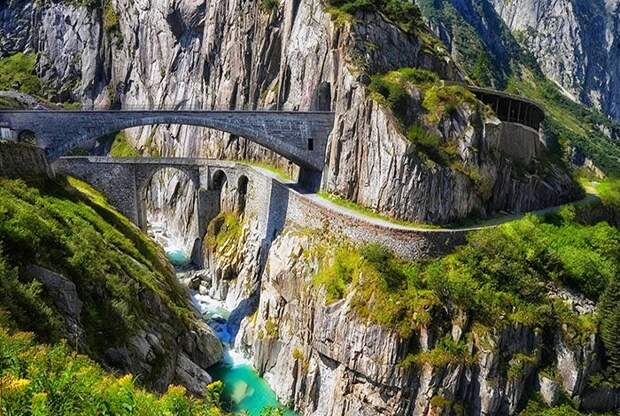 Уникальный мост Тейфельсбрюкке (Teufelsbrucke) создан в Швейцарских Альпах.