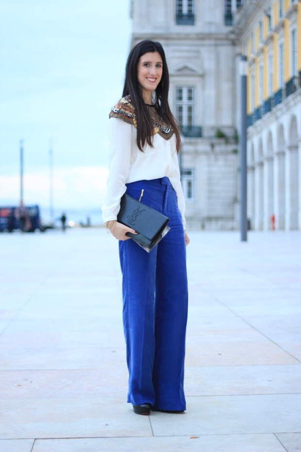 Как носить синие брюки женские