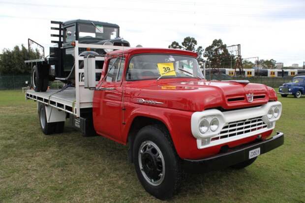 Ford F-600 (1960) с "Фордом" начала 30-х гг. в качестве груза ford, американские грузовики, грузовик