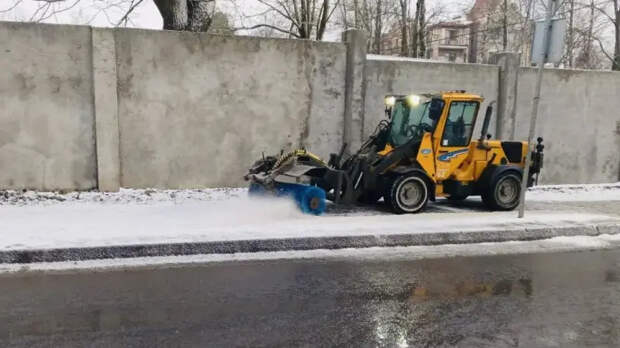 После снегопадов в Петербурге убрали грязь с почти 4 тысячи элементов водоотведения
