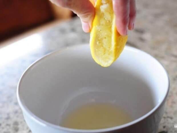 Лимон поможет избавиться от запаха в морозилке.