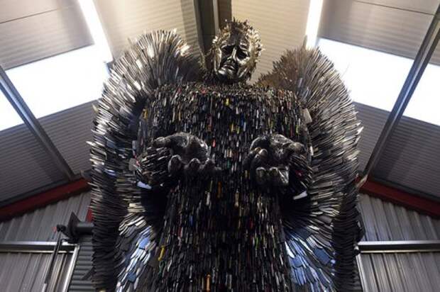 Скульптура ангела из 100 тысяч ножей (9 фото)