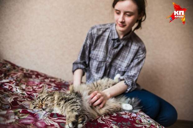 Кошка не отходит от своей спасительницы Фото: Андрей АБРАМОВ