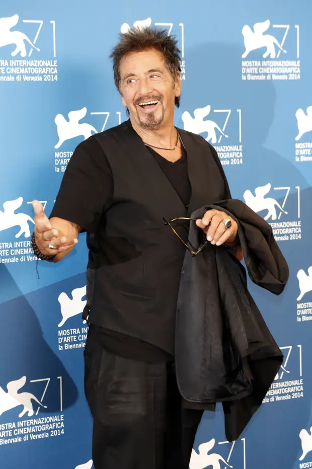 Встречается с 28-летней девушкой и танцует на улицах: как сейчас выглядит и чем занимается Аль Пачино