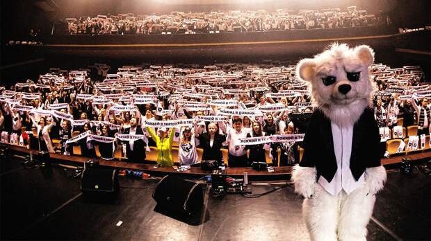 Фанаты сменили джерси на костюмы и вечерние платья. «Трактор» и Т-Банк объединили хоккей и театр в Челябинске