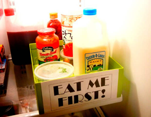 Храните скоропортящиеся продукты на видном месте в коробке с надписью «Сначала съешь меня!»