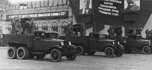 Счетверенные зенитные установки 4М-ГАЗ-ААА на параде Октябрьской революции. Москва. 7 ноября 1938г.