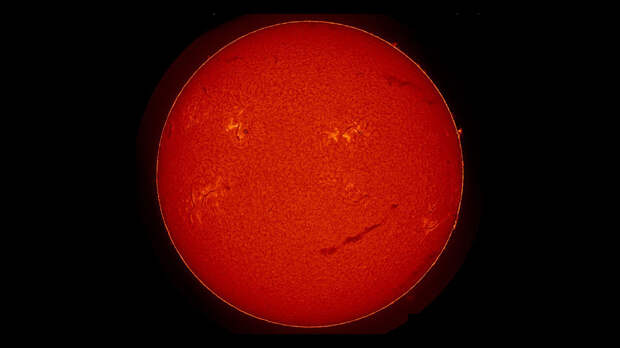 На Солнце появился огромный смайлик размером 1,5 млн км