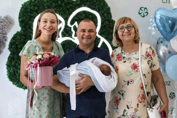 Виктор Павлик с тещей, женой и новорожденным сыном
