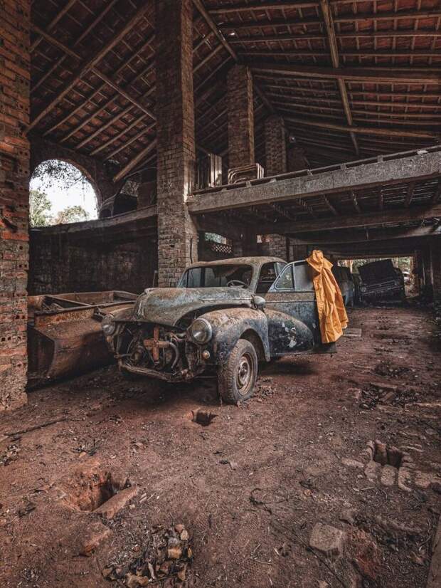 Пара обнаружила заброшенную фабрику со старыми классическими автомобилями
