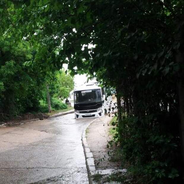 В Севастополе автобус провалился в яму