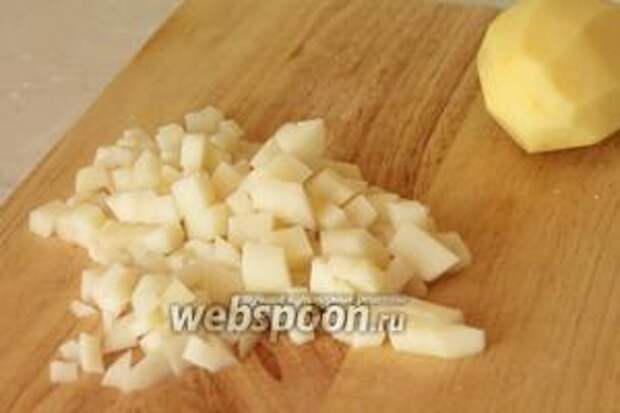 Очистить картофель от кожуры, нарезать на мелкие кубики.