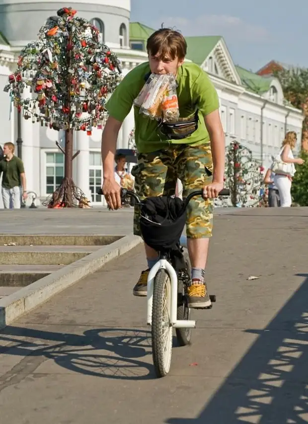 Почему русские странные. Фрики на улицах Москвы. Фото фриков на улицах России.