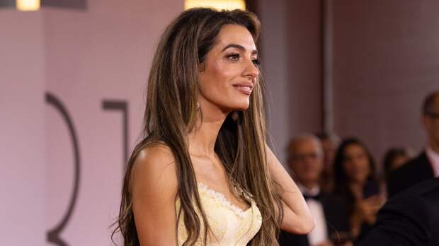 Юристка Амаль Клуни в блестящем мини-платье снялась с мужем Джорджем Клуни