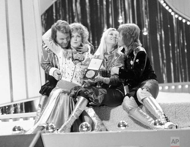 Группа АВВА празднует победу на песенном конкурсе Евровидение. 1974 год