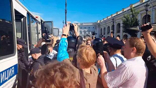 В родном городе Путина Санкт-Петербурге прошли задержания протестующих в поддержку Хабаровска