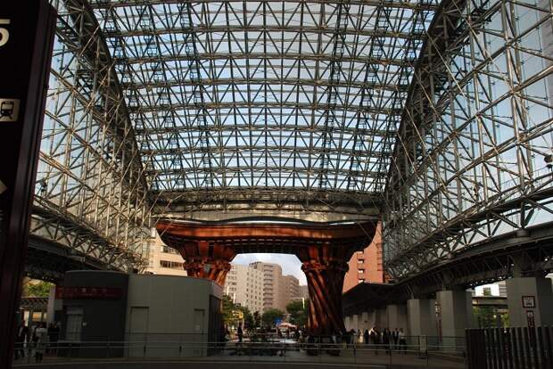 Купол станции сделан из стали и 3000 стекол (Канадзава, Япония).