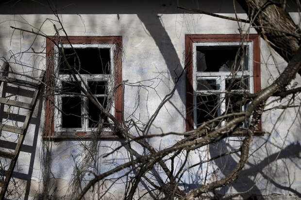 Заброшенный дом в селе Залесье около Чернобыльской АЭС