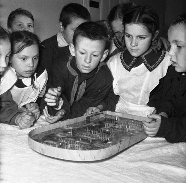 Школа-интернат. Увлекательная игра 1956 год. Автор: Всеволод Тарасевич.