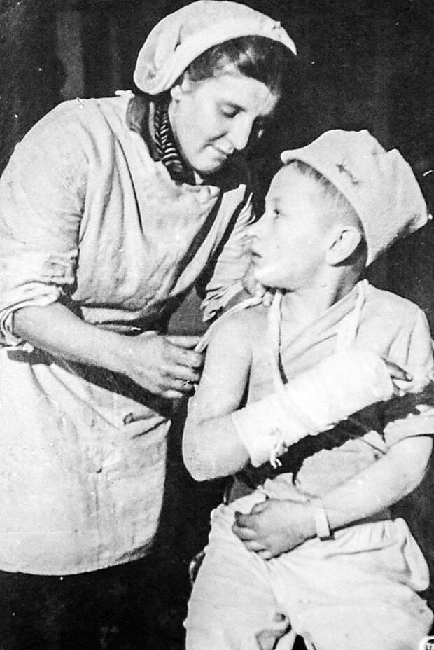 Медсестра делает перевязку раненому ребенку в госпитале блокадного Ленинграда. Великая Отечественная Война, СССР, история