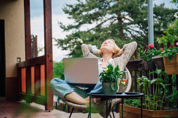 Почти у 50% опрошенных россиян вырос доход после перехода из найма