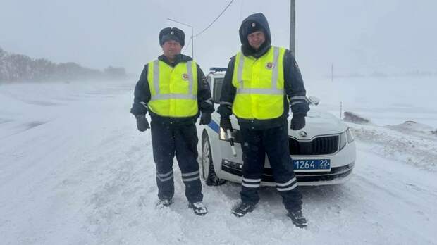 Сотрудники бийской Госавтоинспекции помогли женщине вытащить машину из снега