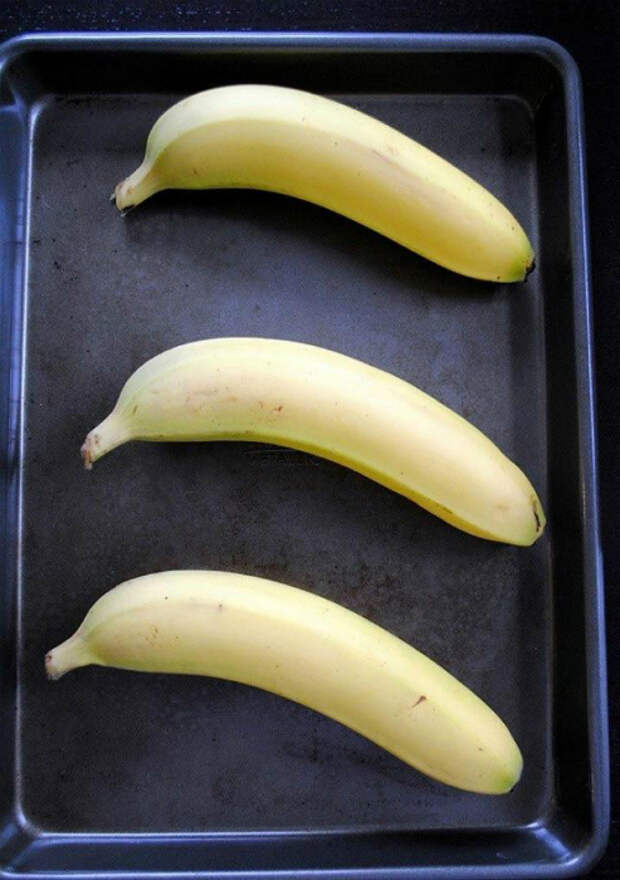 Подержите недозрелые бананы несколько минут в разогретой духовке, чтоб они доспели.