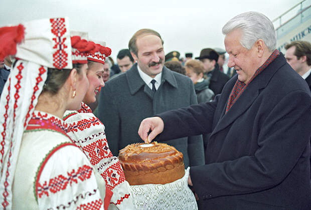 Президент Белоруссии Александр Лукашенко встречает президента РФ Бориса Ельцина у трапа самолета в Минске