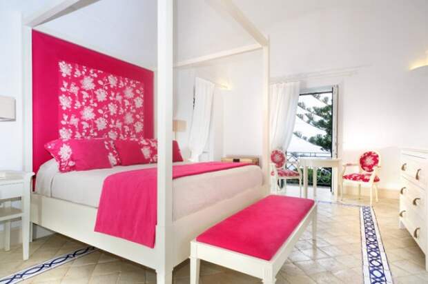 Бело-розовая спальня выглядит по-настоящему стильно.