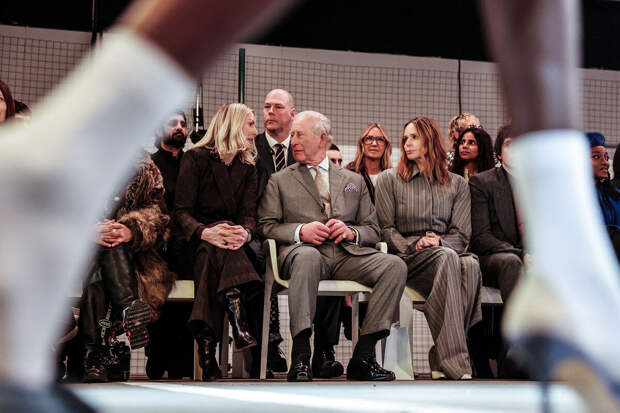 Король Карл III посетил показ в Лондоне после задержания брата Эндрю