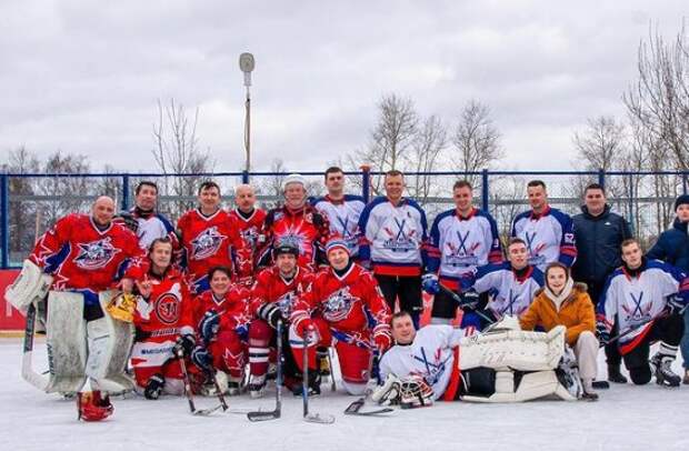 Хоккеисты Молжаниновского встретились на льду с командой артистов