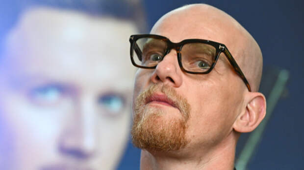 «Решил, пойду с распущенными»: Колокольников пошутил о своей прическе