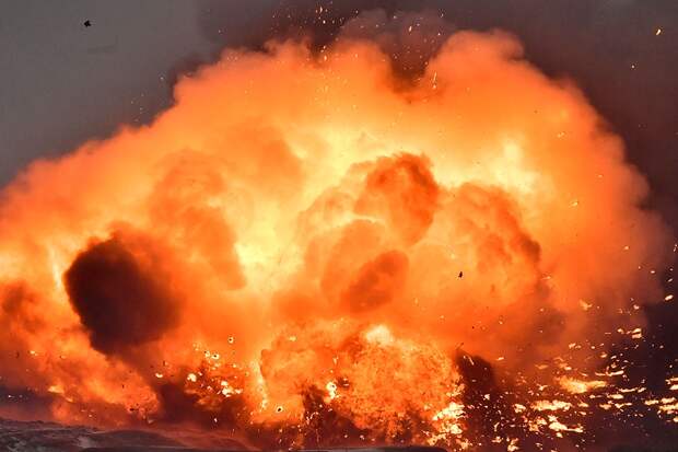 Дрон заснял, как над «Викингом» ВСУ поднялось 15-метровое огненное облако